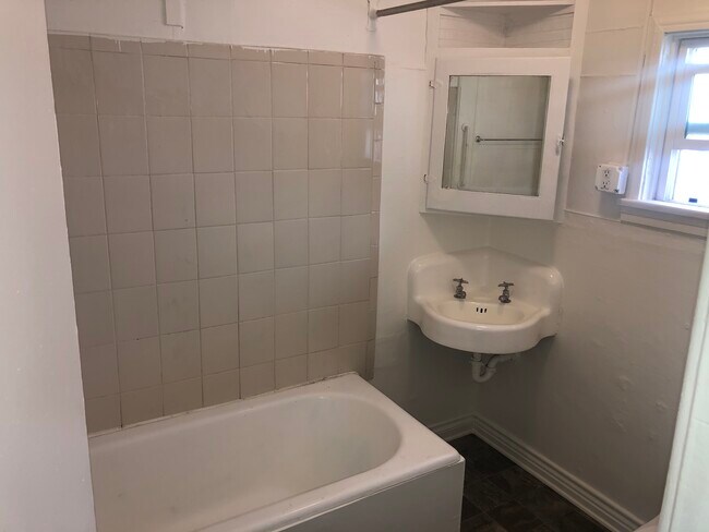 Baño - 10742 Palms Blvd