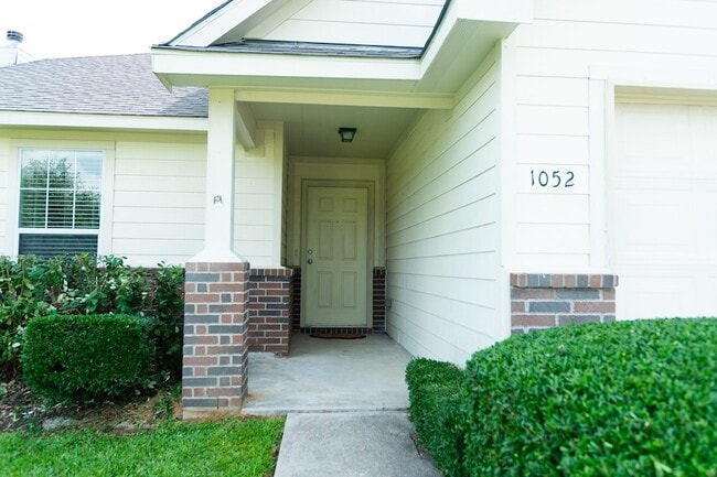 Building Photo - 1052 Windy Grove Ln
