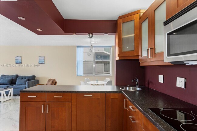 Foto del edificio - 9440 W Bay Harbor Dr