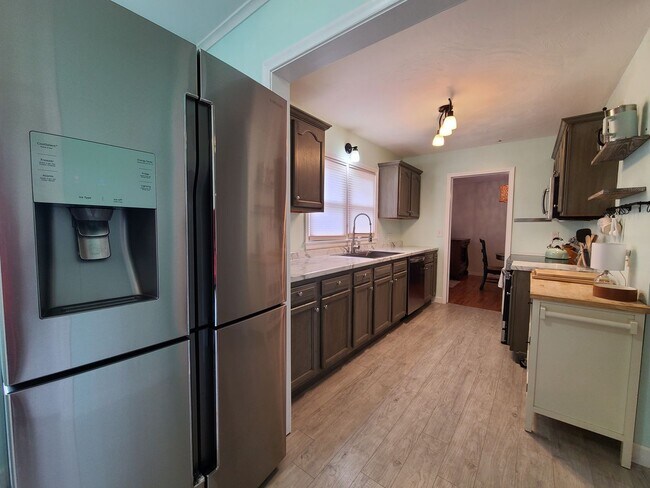 Foto del edificio - Partially Furnished 3-Bedroom Home with Fenced Yard – Pet Friendly!