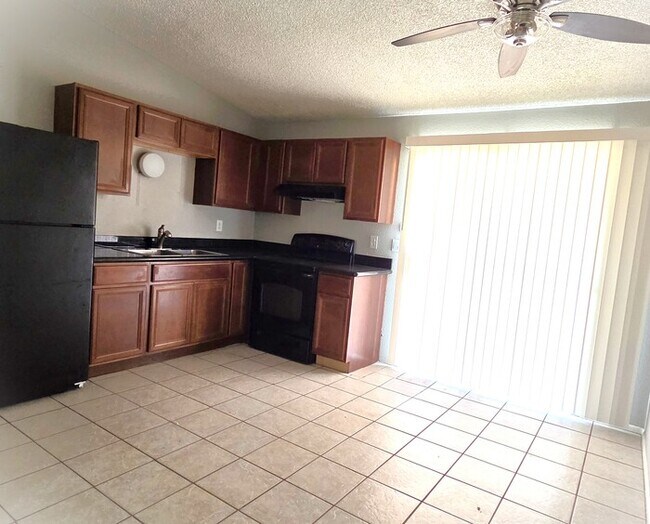 Building Photo - Cute 2 bedroom 1 bath