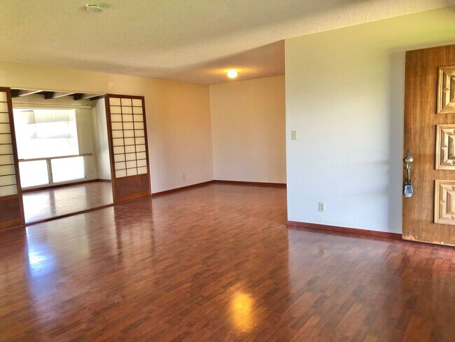 Foto del edificio - Newtown Estates: Single level 3 bedroom 2 bathroom 2 car garage house