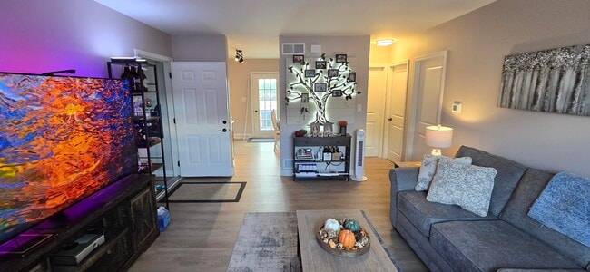 Living Room - 101 Wyncote Ct