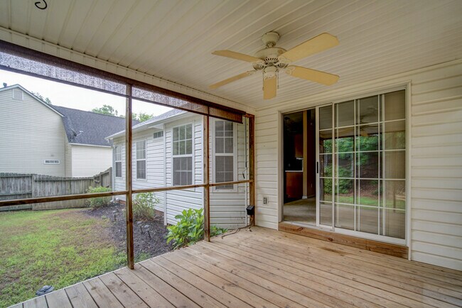 Foto del edificio - Spacious 4 BR, 2 BA Home On Quiet Cul de Sac, Private Fenced Backyard, Community Pool