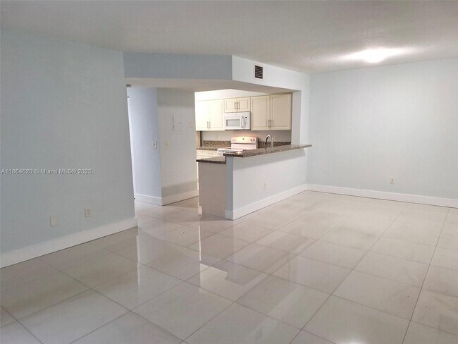 Foto del edificio - 18810 NW 57th Ave