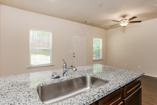 Foto del edificio - 408 Highwood Ln