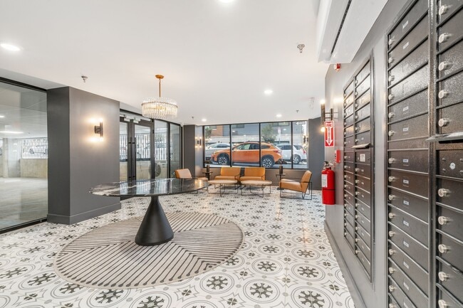 Foto del edificio - 6604 Ridge Ave