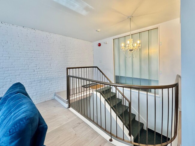 Building Photo - 1711 R. Saint-Denis