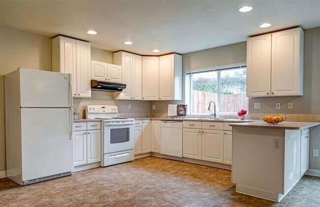 Building Photo - Beautifully Updated 4 Bedroom in a Quiet C...