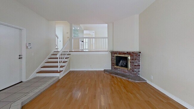 Building Photo - 2/Bedroom Townhome in West Hills!