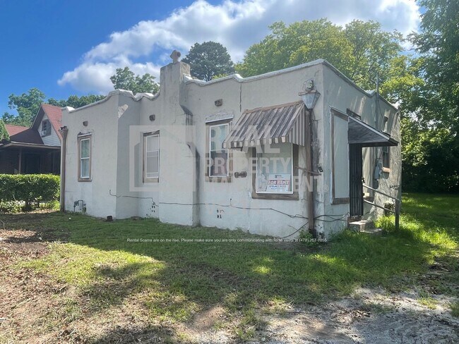 Foto del edificio - Three Bedroom Home off of Mercer Universit...