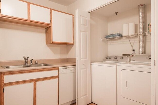 Building Photo - Gorgeous 3 BR Condo HEAT INCLUDED & Pool