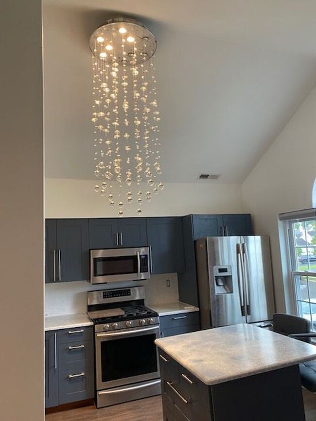 Building Photo - Two Bedroom Three Bathroom Condo in Hollan...