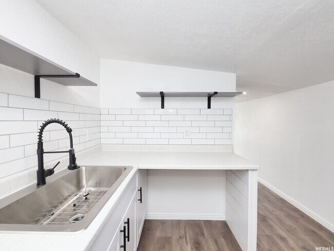 Building Photo - Price dropped ready to go! Don't miss out ...