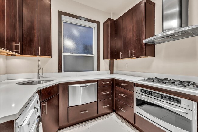 Building Photo - 324 E 50th St