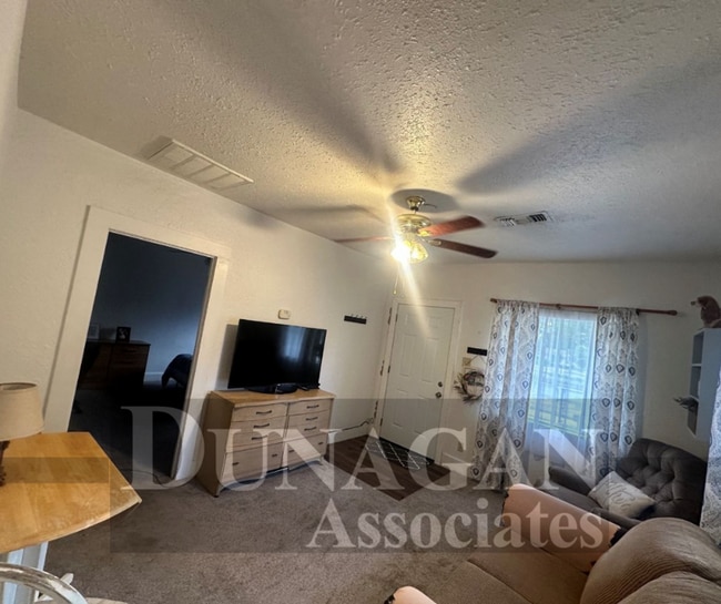 Building Photo - 2 Bedroom 1 bath home Fully Furnished