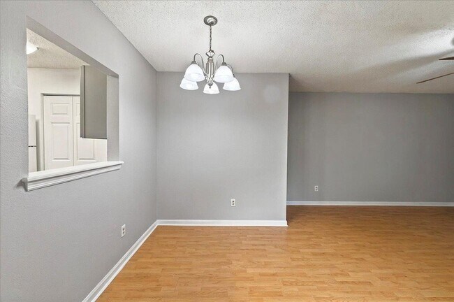 Foto del edificio - 3001 Oak Park Ct