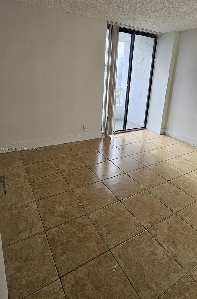 Foto del edificio - 3300 NE 192 St