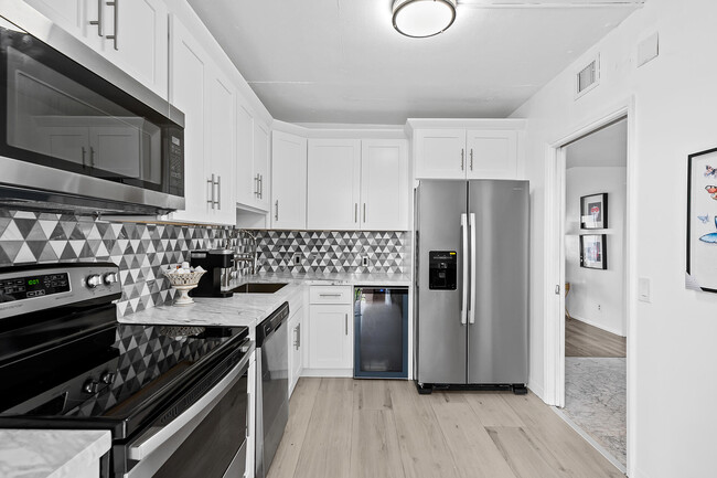 Building Photo - 3200 N Palm Aire Dr