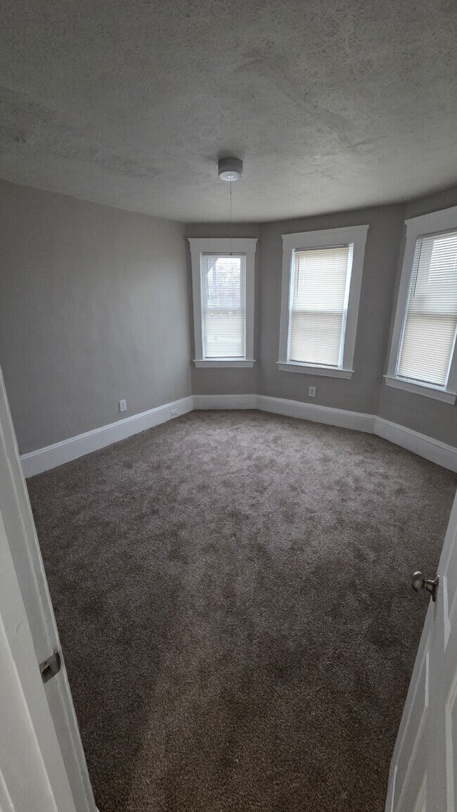 Building Photo - "Two story 3-Bedroom Upper Duplex on Denison Ave"