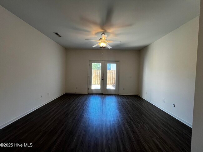 Foto del edificio - 57 Dresser Ln