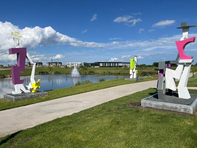 Building Photo - Center Stage