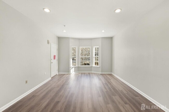 Foto del edificio - 102 Forest Dr