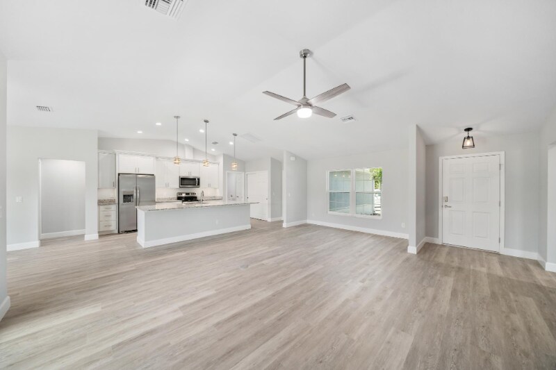 Foto principal - 825 Haleybury St NW