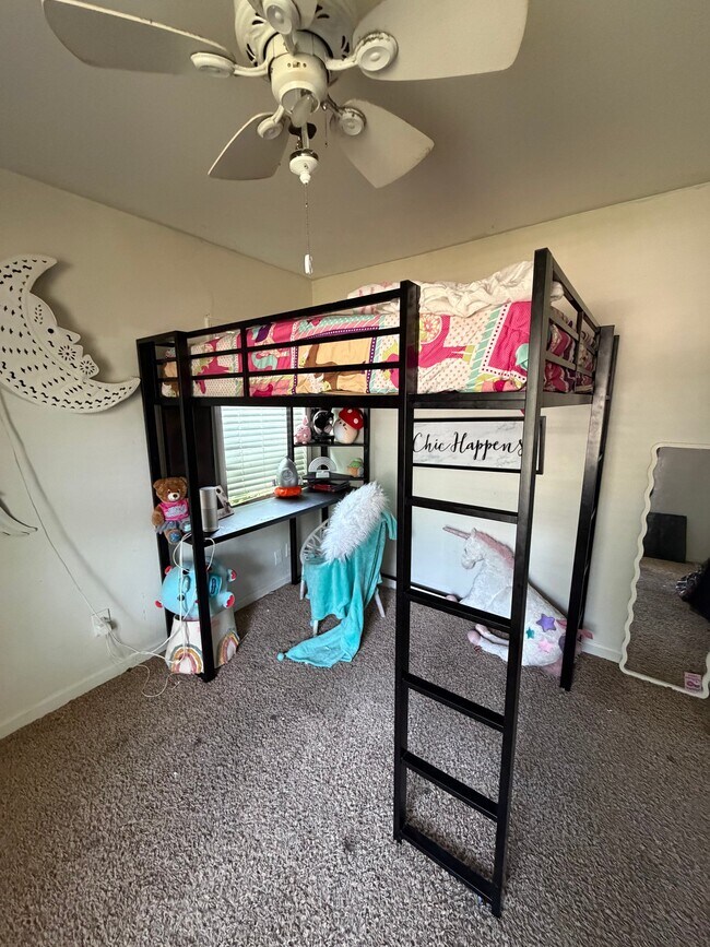 Foto del edificio - 536 Green Leaf Ln
