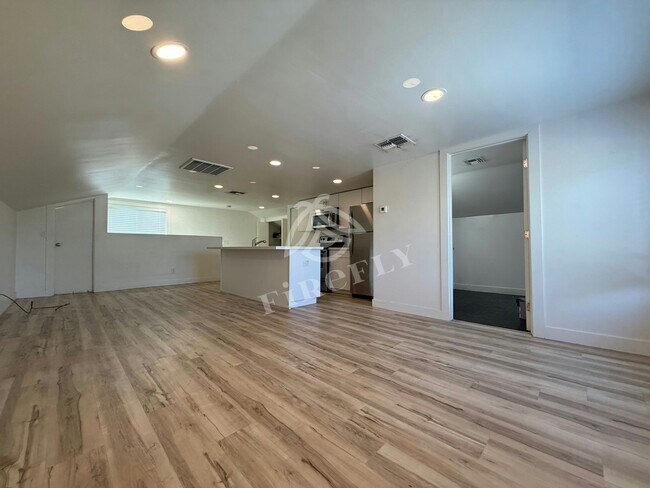 Foto del edificio - 1695 E Indianola Ave