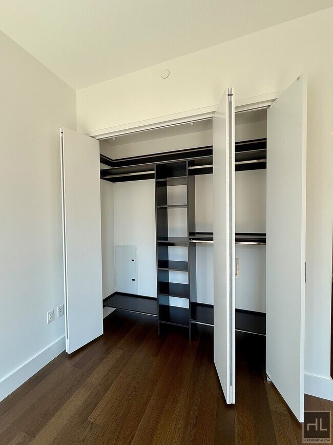 Foto del edificio - SUNNY NO FEE STUDIO IN THE LUXURY SUMMIT NYC