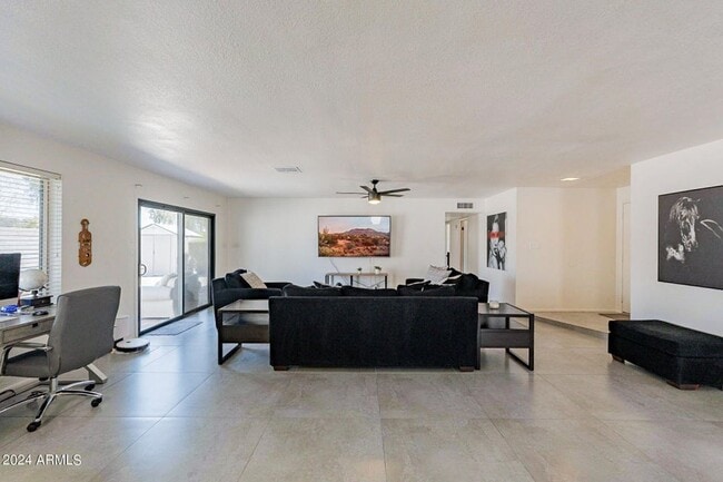 Building Photo - Modern 3 bed home with POOL!