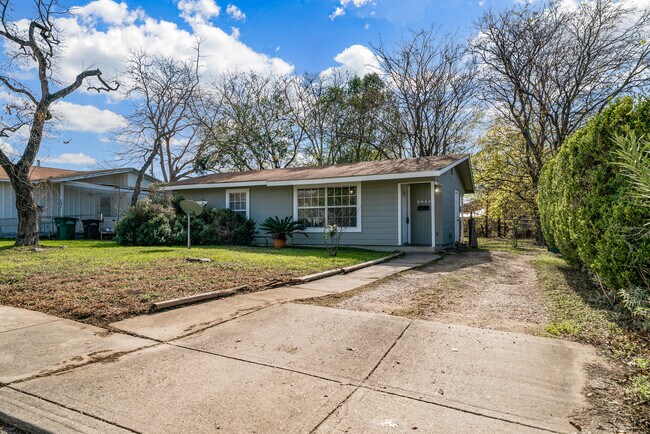 Building Photo - 1222 W Thorain Blvd