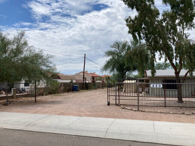 Foto del edificio - 250 S Grand Dr