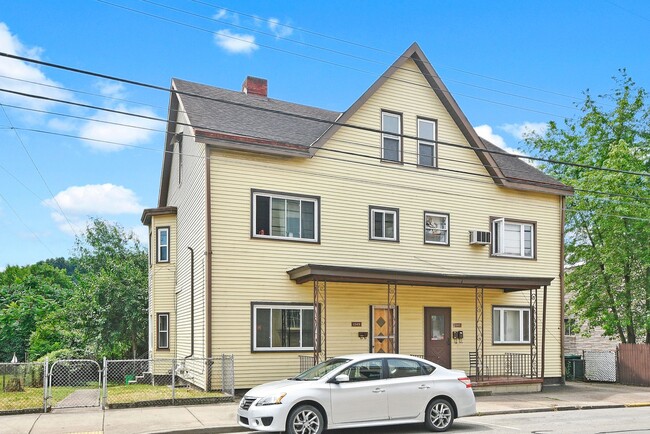 Building Photo - 1349 Main St