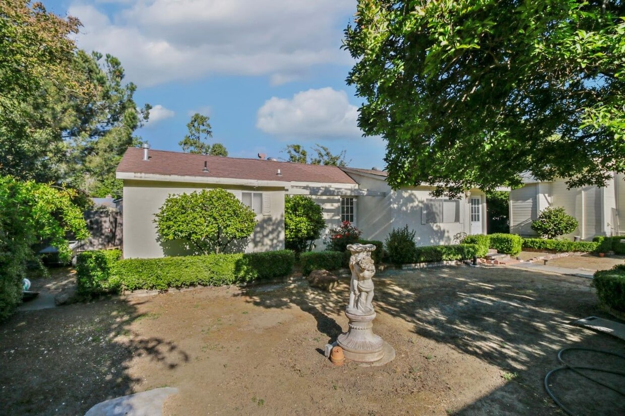Primary Photo - 214 Pendegast St