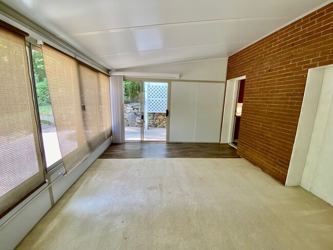 Building Photo - South AVL - Spacious 1/1 Apt with Sunroom!