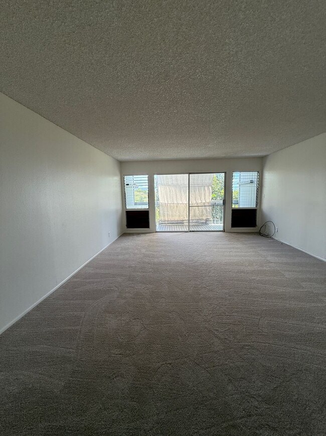 Foto del edificio - Hillside Terrace 2 bedroom 1.5 bath with t...