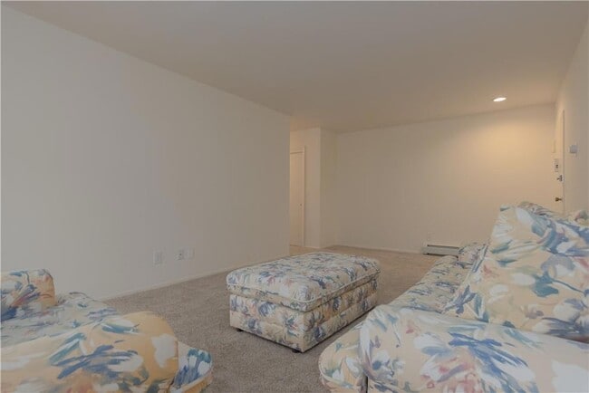 Building Photo - 8 E Lawrence Park Dr