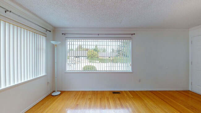 Building Photo - Beacon Hill Retro Chic 3 bed/2 bath home w...