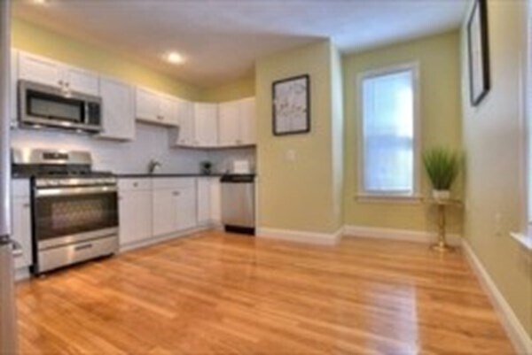 Building Photo - 14 Beltran St