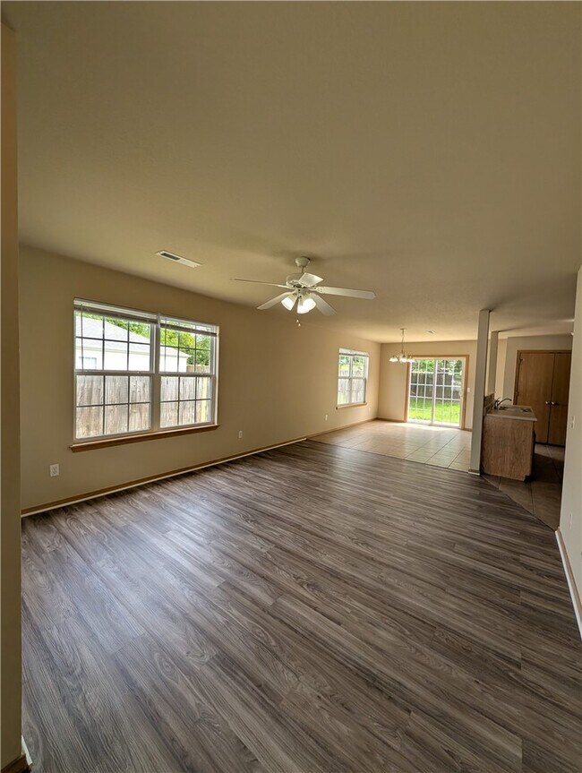 Foto del edificio - 605 Cedarbrook Ct