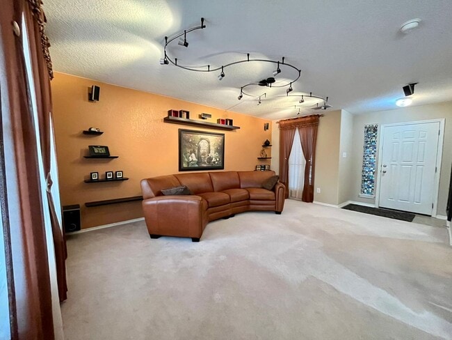 Building Photo - 3 Bedroom/2.5 bath Laurel Subdivision