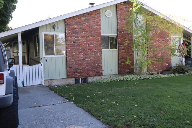 Building Photo - Duplex in CDA