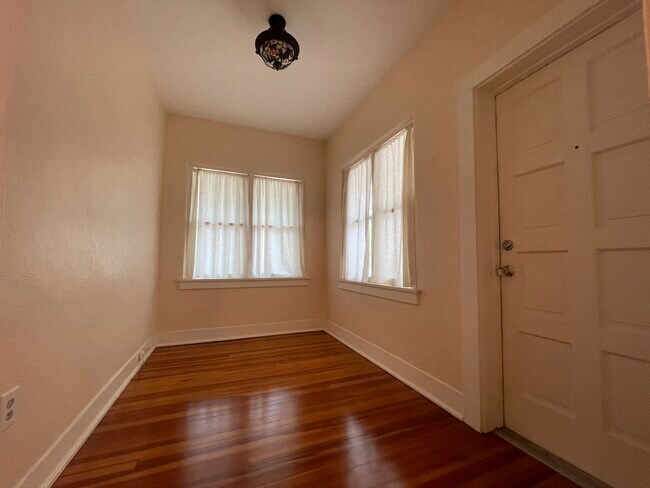 entrance room - 509 SE Sanchez Ave