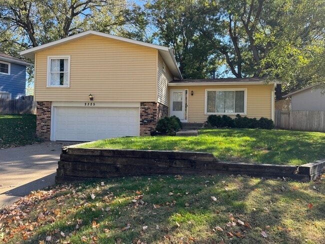 Building Photo - 2325 Queens Ct