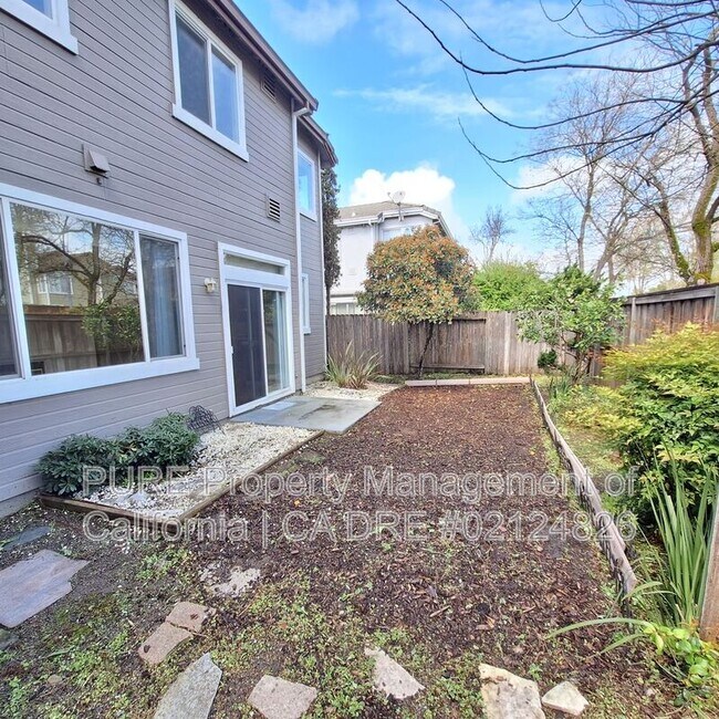 Foto del edificio - 1477 Woodside Cir