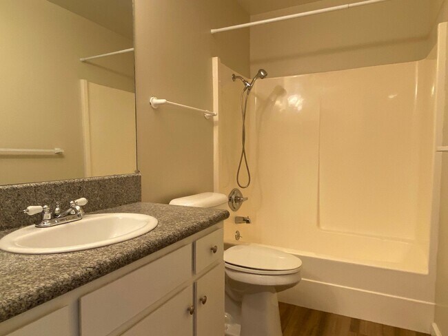 Foto del edificio - Updated Top Floor Corner Unit-Community Po...