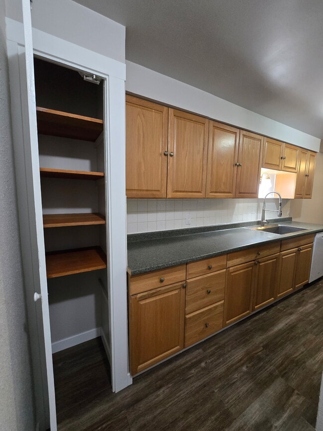 Building Photo - 1008 E Fellows St