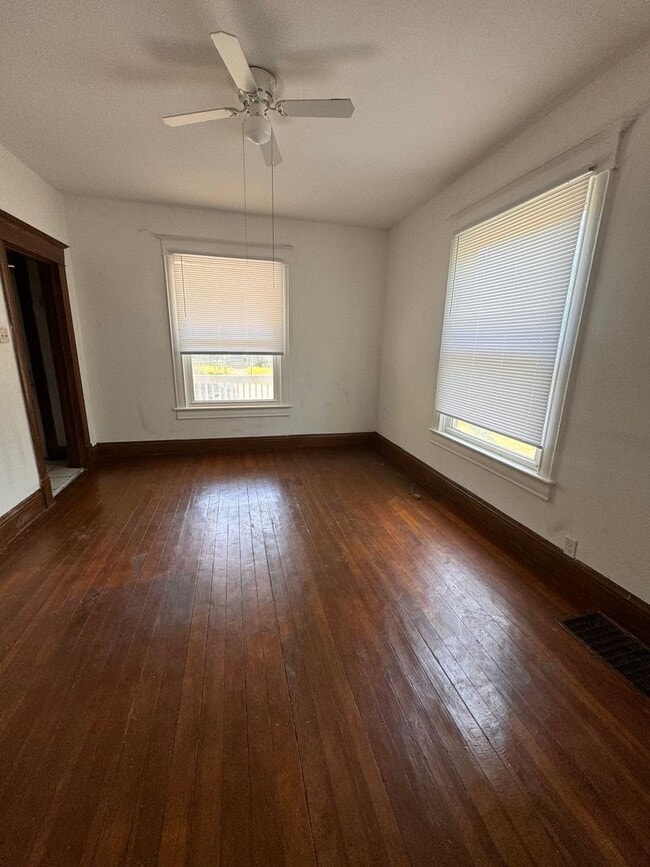 Building Photo - 3 bedroom 2 bathroom house. $1050.00